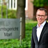 Der neue Direktor Andreas Wingart steht vor dem Amtsgericht Marl.