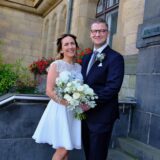 Die Eheleute Vanessa Jäger und Tobias Milchherr nach ihrer Trauung vor dem Rathaus in Recklinghausen