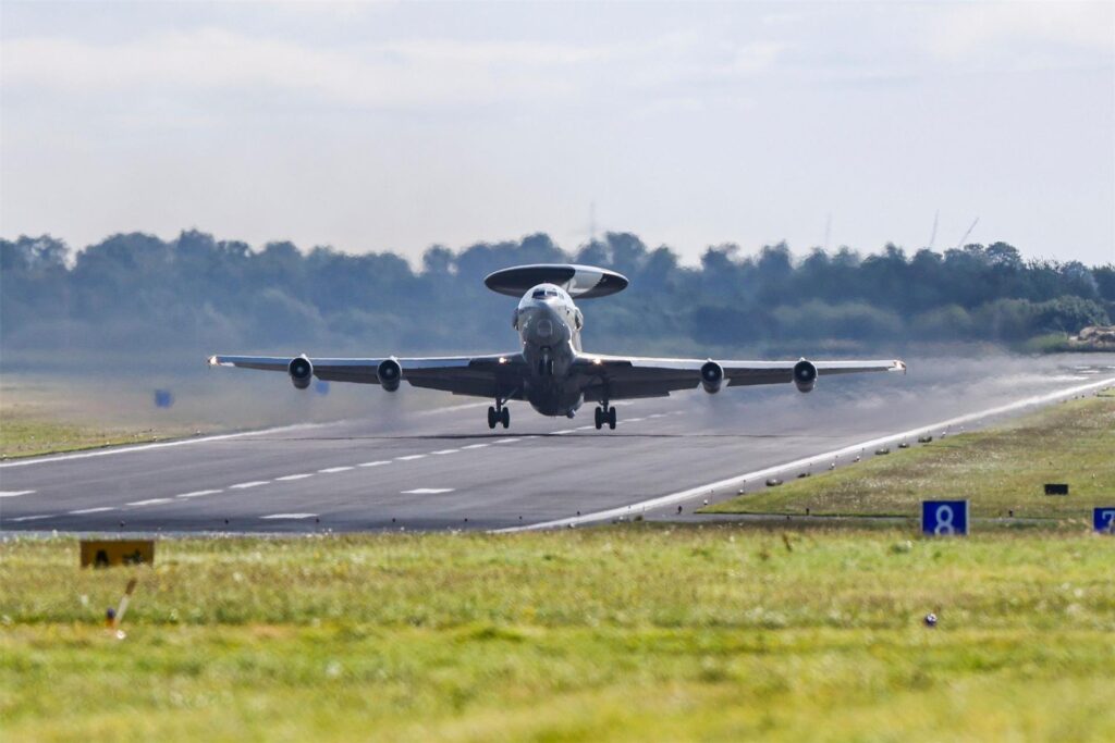 Awacs haben eine Reichweite von 9.250 Kilometern und können andere Luftfahrzeuge in mehr als 400 Kilometern Entfernung orten. Awacs haben eine Reichweite von 9.250 Kilometern und können andere Luftfahrzeuge in mehr als 400 Kilometern Entfernung orten.