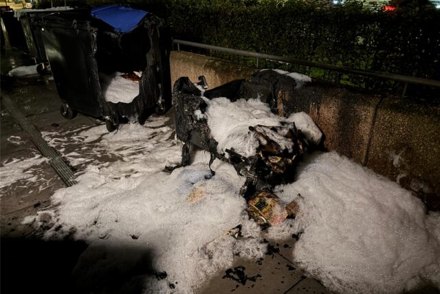 Eine vom Feuer zerstörte Mülltonne an der Kampstraße