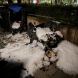 Eine vom Feuer zerstörte Mülltonne an der Kampstraße