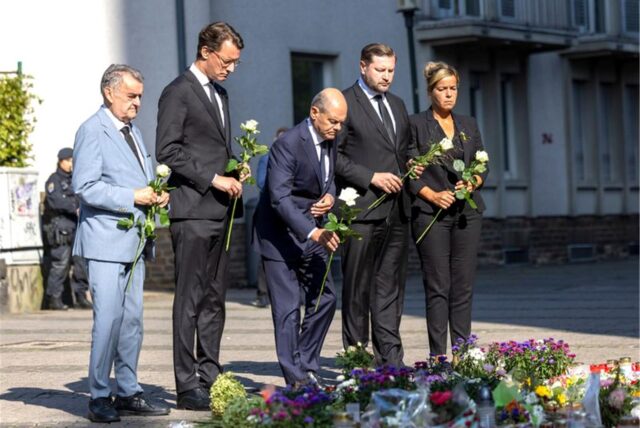 Herbert Reul (CDU, l-r), NRW-Innenminister, Hendrik Wüst (CDU), NRW-Ministerpräsident, Bundeskanzler Olaf Scholz (SPD), Tim Kurzbach (SPD), Bürgermeister von Solingen, und Mona Neubaur (Grüne), stellvertretende NRW-Ministerpräsidentin, in Solingen.