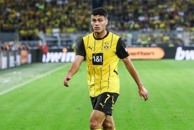 BVB-Profi Giovanni Reyna geht über den Platz.