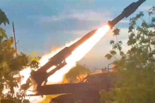 Auf diesem vom Pressedienst des russischen Verteidigungsministeriums veröffentlichten Video feuert ein selbstfahrendes Buk-2M-Boden-Luft-Raketensystem der russischen Armee mit mittlerer Reichweite auf Luftziele an einem ungenannten Ort in der Ukraine.