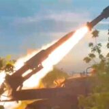 Auf diesem vom Pressedienst des russischen Verteidigungsministeriums veröffentlichten Video feuert ein selbstfahrendes Buk-2M-Boden-Luft-Raketensystem der russischen Armee mit mittlerer Reichweite auf Luftziele an einem ungenannten Ort in der Ukraine.