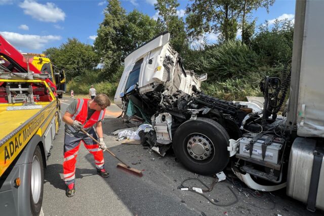 Ein Polizeiwagen fährt durch eine Rettungsgasse zu einem Lkw-Unfall auf der A1 zwischen dem Autobahnkreuz Dortmund/Unna und Schwerte.