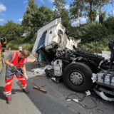 Ein Polizeiwagen fährt durch eine Rettungsgasse zu einem Lkw-Unfall auf der A1 zwischen dem Autobahnkreuz Dortmund/Unna und Schwerte.