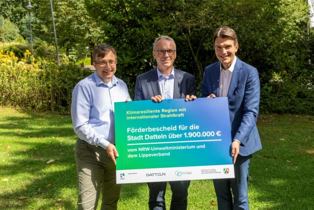 Der Vorstandsvorsitzenden der Emschergenossenschaft Prof. Dr. Uli Paetzel (r.) übergibt den Förderbescheid an den Dattelner Bürgermeister André Dora und  Andreas Giga (l.), Leiter der Serviceorganisation der Zukunftsinitiative Klima.Werk.