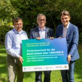 Der Vorstandsvorsitzenden der Emschergenossenschaft Prof. Dr. Uli Paetzel (r.) übergibt den Förderbescheid an den Dattelner Bürgermeister André Dora und  Andreas Giga (l.), Leiter der Serviceorganisation der Zukunftsinitiative Klima.Werk.