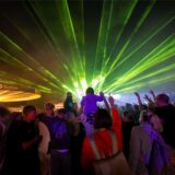 Besucher des Heimatfestes in Haltern feiern beim Laserfeuerwerk.