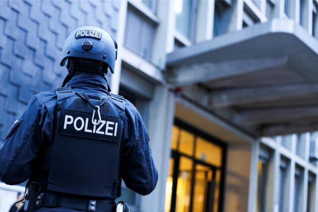 Bei einer Messerattacke am Freitagabend auf dem Stadtfest zum 650. Geburtstag der Stadt Solingen waren mehrere Menschen getötet und verletzt worden. Auch Einsatzkräfte aus Dortmund waren bei dem großangelegten Polizeieinsatz in Solingen eingesetzt.