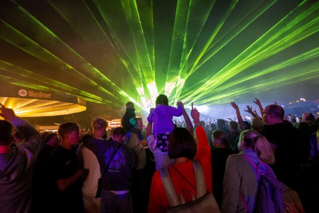 Besucher des Heimatfestes in Haltern feiern beim Laserfeuerwerk.