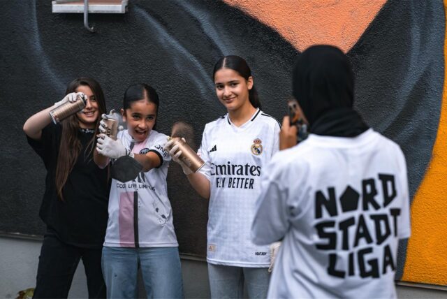 Alyssar, Beritan und Nisa helfen fleißig beim Graffiti sprühen mit.
