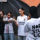 Alyssar, Beritan und Nisa helfen fleißig beim Graffiti sprühen mit.