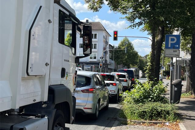 Mehrere Autos und ein Lkw stehen vor einer gelben Ampel an der L463 in Dorsten.