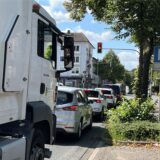Mehrere Autos und ein Lkw stehen vor einer gelben Ampel an der L463 in Dorsten.