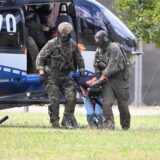 Der mutmassliche Täter des Messerangriffs von Solingen wird von einem Hubschrauber zu einer Wagenkolonne geführt. Diese bringt ihn zum Ermittlungsrichter des Bundesgerichtshof (BGH), der über einen Haftbefehl entscheiden wird.
