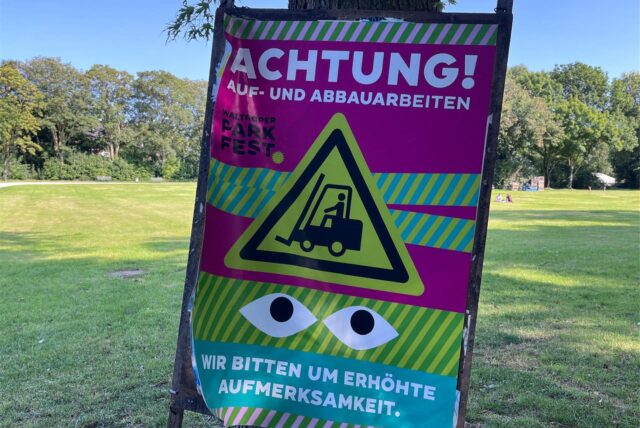 Plakate im Moselbachpark weisen darauf hin, dass der Aufbau für das Waltroper Parkfest begonnen hat.