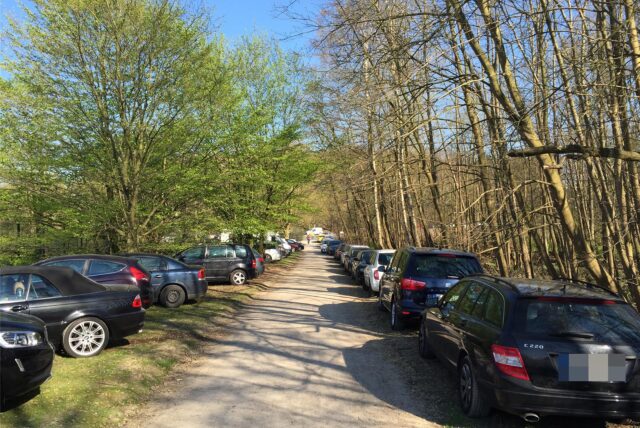 Bei Heimspielen nutzt so manch einer die Bolmke als Parkplatz. Von dort sind es nur wenige Minuten Fußmarsch zum Stadion.