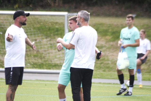 David Krück (l.), Trainer von SW Meckinghoven, diskutiert mit Thomas Synowczik von der SG Titania/Rot-Weiß Erkenschwick.
