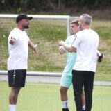David Krück (l.), Trainer von SW Meckinghoven, diskutiert mit Thomas Synowczik von der SG Titania/Rot-Weiß Erkenschwick.