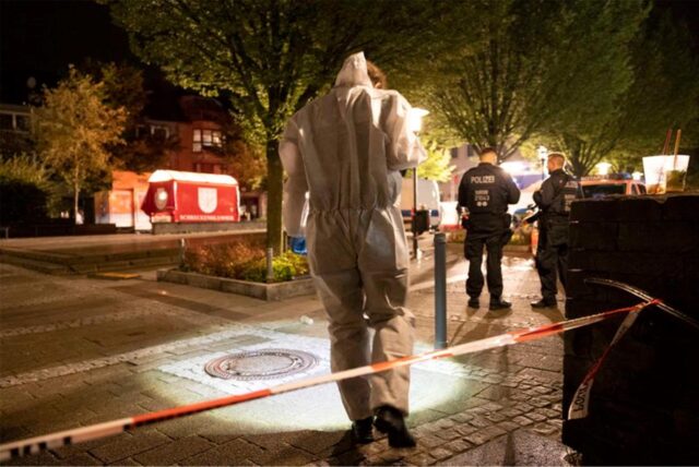 Beamte der Spurensicherung am Tatort.