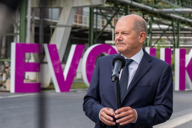 Bundeskanzler Olaf Scholz bei einem Besuch im Chemiepark Marl.
