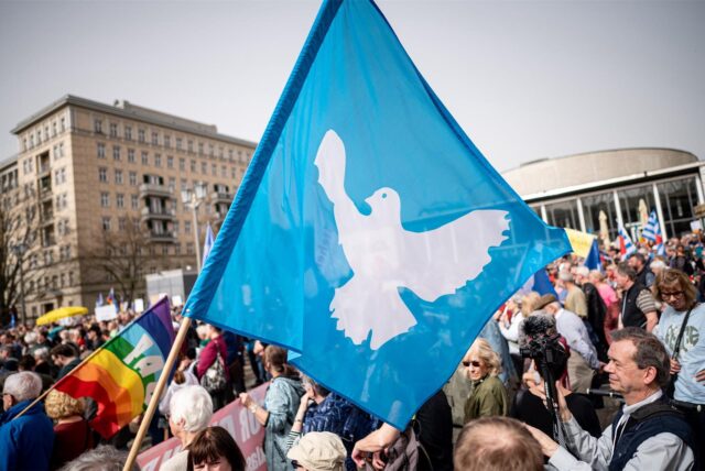 Eine Flagge mit der Friedenstaube. (Symbolfoto)