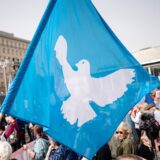 Eine Flagge mit der Friedenstaube. (Symbolfoto)