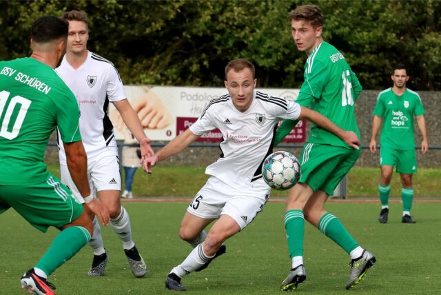 Ein Spieler des SC Obersprockhövel (weiße Trikots) hat sich am dritten Spieltag der Westfalenliga 2 schwer verletzt.