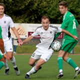 Ein Spieler des SC Obersprockhövel (weiße Trikots) hat sich am dritten Spieltag der Westfalenliga 2 schwer verletzt.