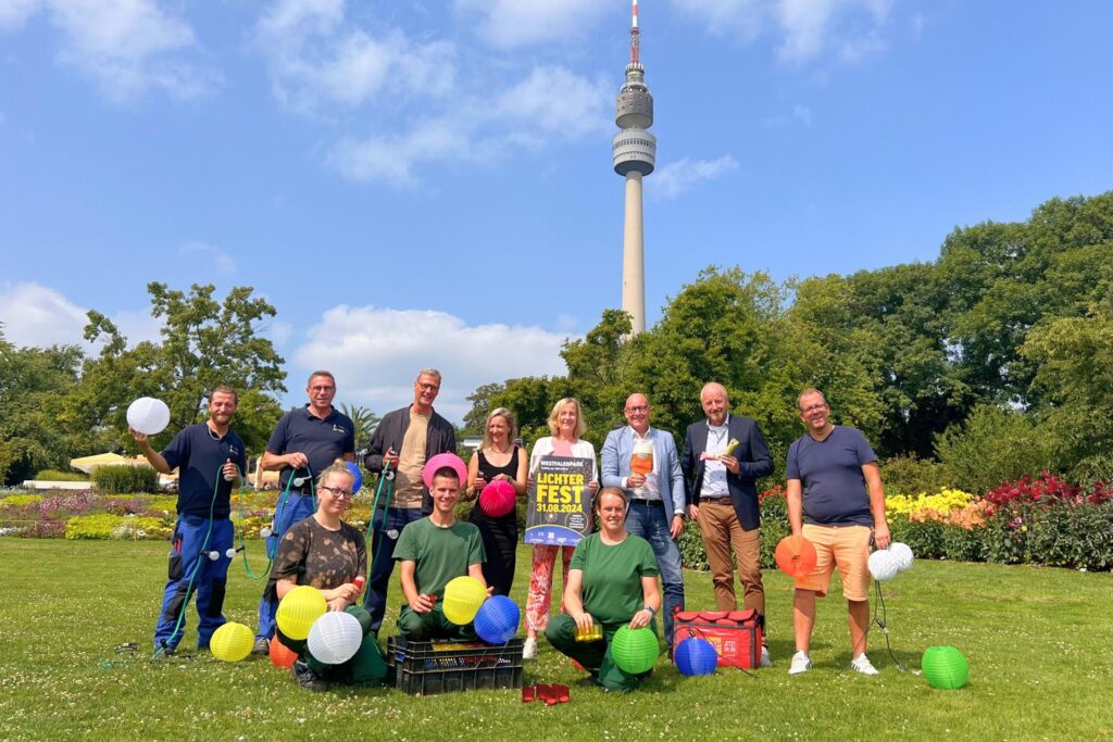 Veranstalter und Sponsoren des Lichterfests 2024 haben sich zum Gruppenfoto vor dem Florianturm im Westfalenpark Dortmund aufgestellt.