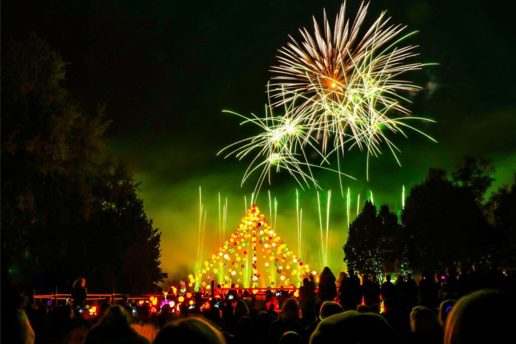 Besucher bestaunen das Höhenfeuerwerk beim Lichterfest im Westfalenpark in Dortmund.