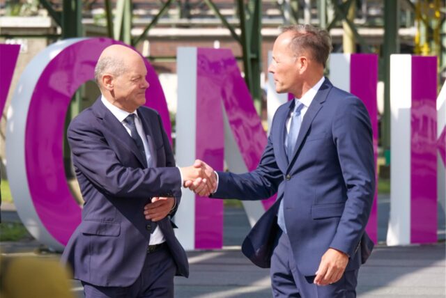 Herzlich begrüßt wird Bundeskanzler Olaf Scholz (SPD,l.) im Chemiepark Marl von Evonik-Personalvorstand Thomas Wessel.