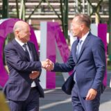 Herzlich begrüßt wird Bundeskanzler Olaf Scholz (SPD,l.) im Chemiepark Marl von Evonik-Personalvorstand Thomas Wessel.