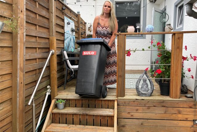 Die Brasserterin Nicole Siegling muss ihre ganze Kraft aufwenden, um die schweren Tonnen die Terrassentreppen hochzuwuchten.
