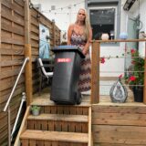 Die Brasserterin Nicole Siegling muss ihre ganze Kraft aufwenden, um die schweren Tonnen die Terrassentreppen hochzuwuchten.
