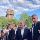 Bundeskanzler Olaf Scholz geht, abgeschirmt von Personenschützern, am Hammerkopfturm in Castrop-Rauxel vorbei.