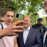 Bundeskanzler Olaf Scholz besuchte am Montagabend (26.8.2024) Castrop-Rauxel. Nach dem Eintrag ins Goldene Buch im Hammerkopfturm war auch Zeit für Selfies.