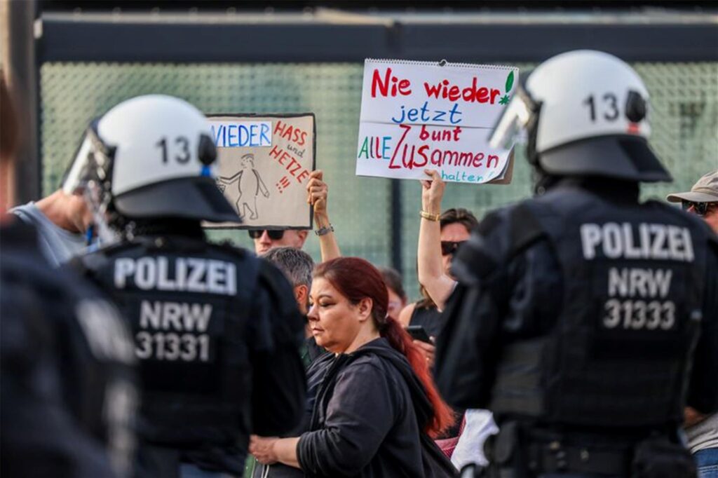 Im Zuge einer Demonstration aus dem linken Lager zeigen Teilnehmer Plakate mit der Aufschrift Im Zuge einer Demonstration aus dem linken Lager zeigen Teilnehmer Plakate mit der Aufschrift