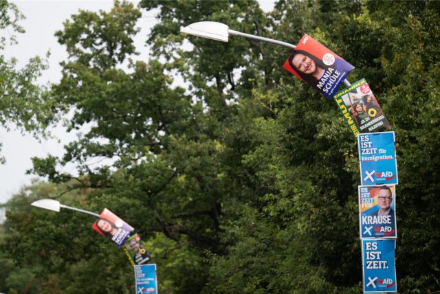 Wahlplakate der SPD, der Grünen und der AfD hängen in einem Bogen an Straßenlaternen. Am 22. September findet die Landtagswahl in Brandenburg statt.