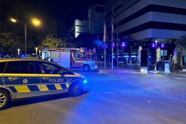 Einsatzwagen der Polizei Dortmund und Feuerwehr Dortmund in der City mit Blaulicht