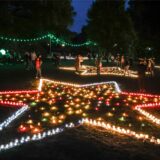 Besucher bestaunen bunt beleuchtete Sterne beim Lichterfest im Westfalenpark Dortmund.
