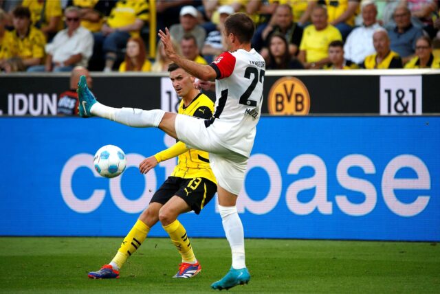 Pascal Groß im Zweikampf.