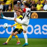 Pascal Groß im Zweikampf.