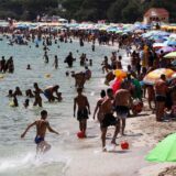 Zahlreiche Menschen sind an einem Strand in Italien zu sehen.