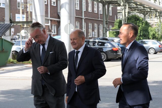 Christian Kullmann (links im Bild), Thomas Wessel und Bundeskanzler Scholz auf dem Weg zu einem Sechs-Augen-Gespräch.