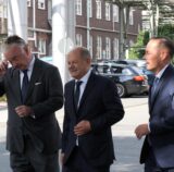 Christian Kullmann (links im Bild), Thomas Wessel und Bundeskanzler Scholz auf dem Weg zu einem Sechs-Augen-Gespräch.
