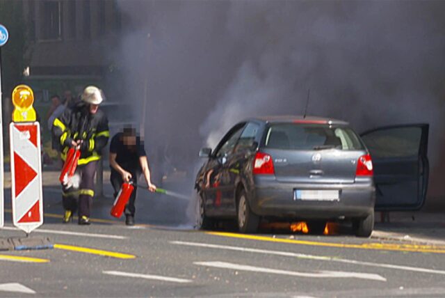 An der Schützenstraße hat am Dienstag ein Auto gebrannt.