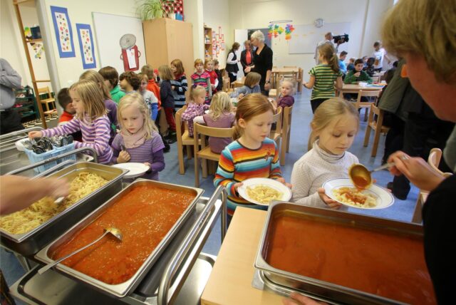 Beim Mittagessen in der Schule ist die Freude groß — eine leckere Pause vom Alltag ist genau das Richtige.